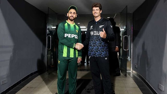 நியூசிலாந்தின் தோல்வியால் பாகிஸ்தானுக்கான அரையிறுதி வாய்ப்பு உயிர்பெற்றது